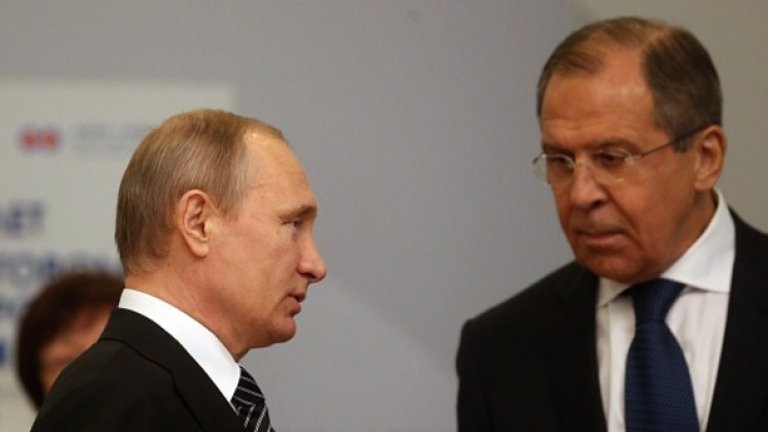 Външният министър Сергей Лавров (вдясно) предупреди, че подклаждането на антируски настроения ще развали двустранните отношения с Франция. 