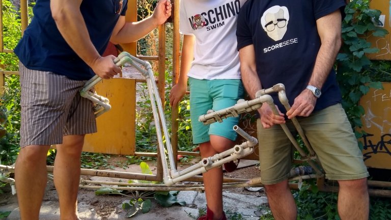 Но в такава мъжка компания разговорът няма как да остане само върху "чудесно" и "ужасяващо" остарелите филми. Защо има логика Батуомън да е лесбийка, еврейка и веган; знае ли Брад Пит имената на осиновените от Анджелина деца; и още, и още в новия епизод на подкаста.