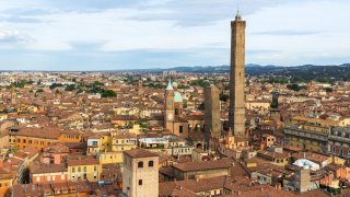 Гарисенда е висока 48 метра и е построена през XII век в Болоня