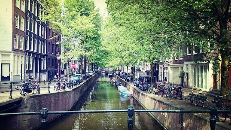 165 е броят на каналите в Амстердам. Те са с обща дължина повече от 100 км. Каналната мрежа в центъра на града е от 17 век и през 2010-та беше включена в списъка на ЮНЕСКО за световното културно наследство.