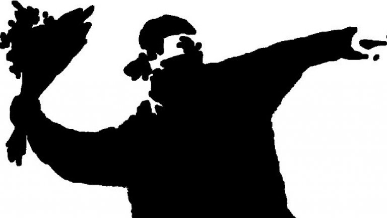 Ретроградните митингари не се забавляват. Те размахват юмруци. Интелектуалните дрънканици срещу системата също нямат особен резултат. Младите могат да бъдат уловени единствено с някой ироничен саботаж