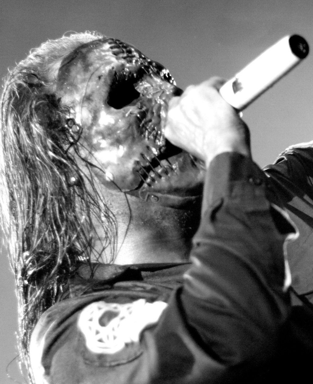 Slipknot_Live_in_Toronto,_2005_5_(cropped)