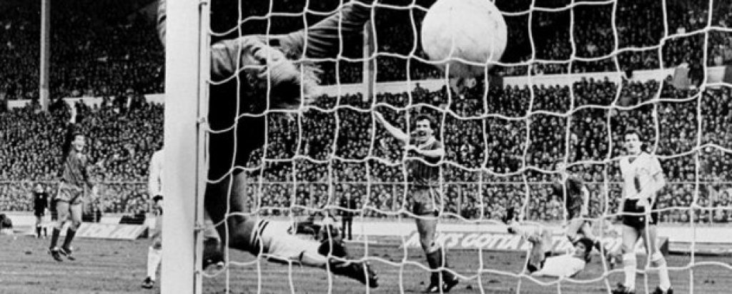 Ливърпул - Манчестър Юнайтед 2:1, 1983
Почти 100 хил. феновете се стичат на "Уембли" за финала на Milk Cup. Алан Кенеди изравнява с късно попадение и праща мача в продължения. Рони Уилън носи трофея в последния сесоз на Боб Пейсли.
