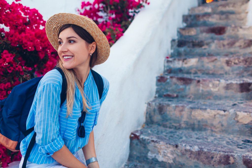 Финалните щрихи
Шаловете и колиетата на ситни мъниста са финалният моментна завършения вид. При тях е важно да не се открояват, а да се сливат с обстановката, както на самия остров, така и на цялостния тоалет, защото все пак при визията в стил Санторини идеята е да се облечете в характерната природа и архитектура на гръцкия остров, а не да се набивате на очи.