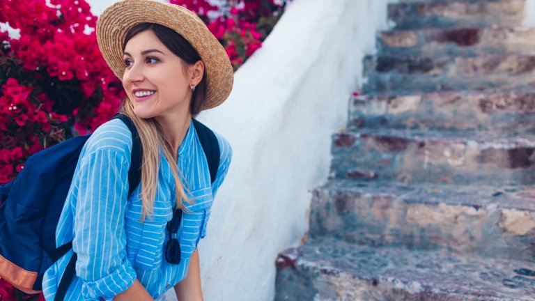 Финалните щрихи
Шаловете и колиетата на ситни мъниста са финалният моментна завършения вид. При тях е важно да не се открояват, а да се сливат с обстановката, както на самия остров, така и на цялостния тоалет, защото все пак при визията в стил Санторини идеята е да се облечете в характерната природа и архитектура на гръцкия остров, а не да се набивате на очи.