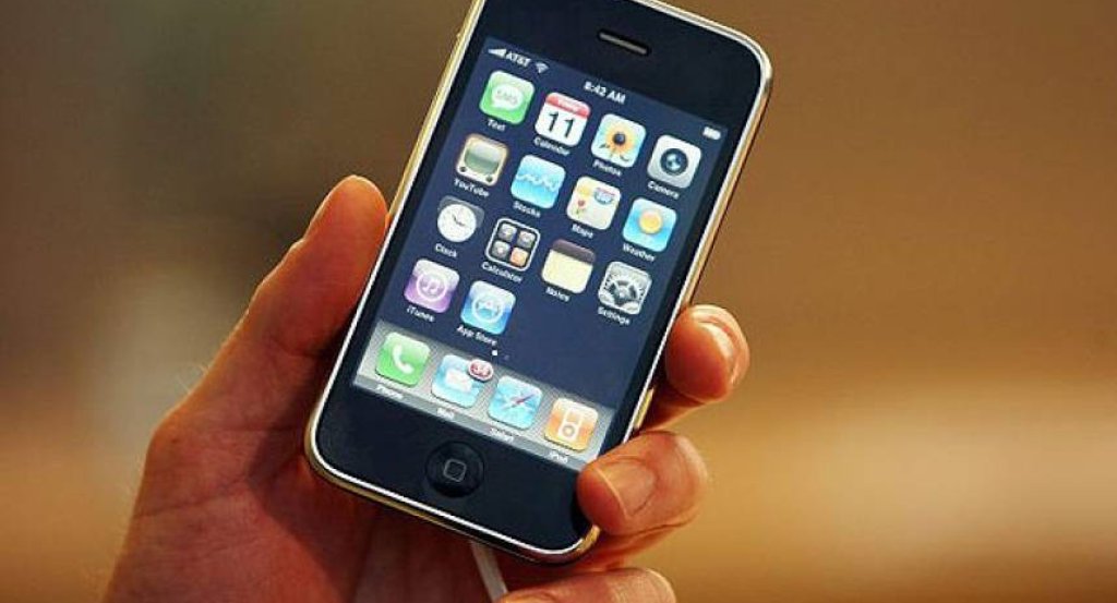 iPhone 3G излезе на пазара година и половина след предшественика си
