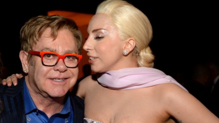 Елтън Джон и Лейди Гага пяха заедно в Западен Холивуд в навечерието на раздаването на наградите за филмово изкуство "Оскар", на които се очаква Лейди Гага да вземе награда за филмова песен
