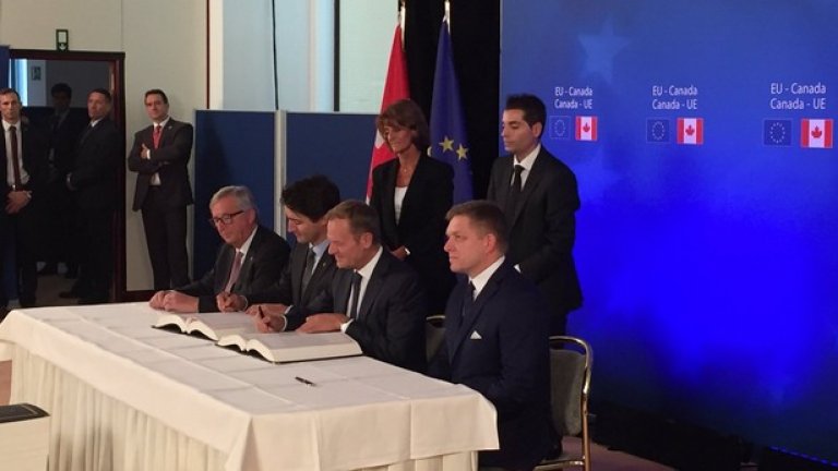 ЕС и Канада подписаха двустранното търговско споразумение на церемония в Брюксел. 