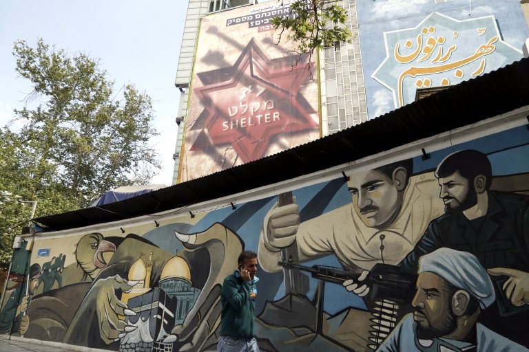 Столицата на Иран - Техеран, е изпъстрена от антиизраелски графити и билбордове, които призовават са въоръжена съпротива. 