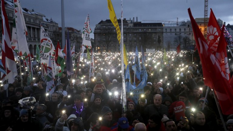 Хиляди унгарци излязоха на протест срещу управлението на Орбан