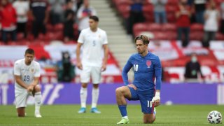 Николае Станчу и Йонуц Неделчеару (на снимката) бяха двамата футболисти на Румъния, които отказаха да коленичат преди началото на контролата срещу Англия в неделя. Част от феновете на стадиона на Мидълзбро освиркваха действията на любимците си.