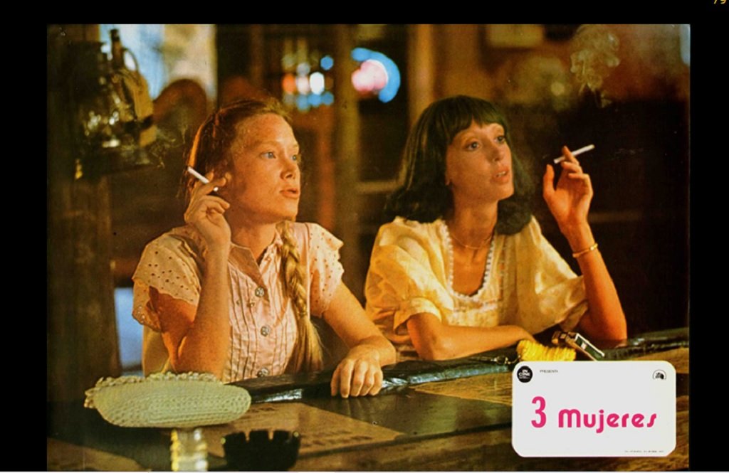 Какво е за нея "3 Woman" на Робърт Олтмън
Филм, разказващ за странните и загадъчни отношения между една жена (Шели Дювал) и нейната съквартирантка и колежка (Сиси Спейсик) в малък, прашен, калифорнийски град, вдъхновява Джулиан Мур да се занимава с актьорско майсторство. В свои интервюта тя е споделяла, че намира изпълненията на Спейсик, Дювал (на снимката) и Джанис Рул за блестящи и убедителни. Така решила, че иска и тя да може така. И показва, че го може.
Драмата "3 Women" се състезава през 1977 г. за "Златна палма" в Кан и получава широко признание от критиката, макар да не се представя толкова добре в боксофиса. Но дори и само с това, че е накарал Мур да се занимава с кино, филмът е допринесъл достатъчно.