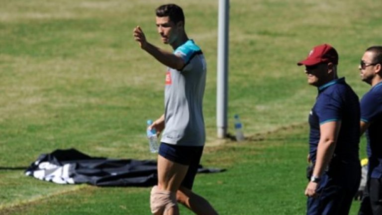 Роналдо напусна вчерашната тренировка на Португалия с лед на коляното