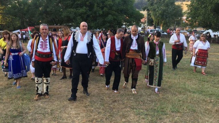 Вместо ние да облечем чужденците в народни носии и потури и да ги потопим в традиционната българска атмосфера, справка Цветан Цветанов и Валери Симеонов в традиционни одежди, вместо да защитим със зъби и нокти националното си достойнство и традиции, ние се предадохме без бой и намалихме малката ракия.