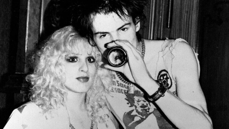 "Сид и Нанси" (Sid and Nancy, 1986)

Tова е вероятно най-добрият анти-наркотичен филм - мрачна история на вероятно най-надценената фигура на музикалната сцена - басиста на пънк групата Sex Pistols Сид Вишъс (изигран от Гари Олдман) и неговата приятелка Нанси Спунген. Безнадеждно закачен за хероина, Сид Вишъс започва неуспешна соло кариера. До една сутрин, когато неговата приятелка е намерена намушкана до смърт, а Вишъс е обвинен за смъртта й. Интересното е, че филмът е базиран върху книгата на Дебора Спунген - майка на Нанси