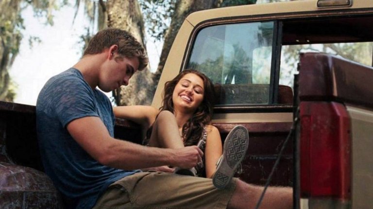Последната песен / The Last Song 
Майли Сайръс и Лиъм Хемсуърт са една от най-силните двойки в Холивуд през последните години. Запознанството им датира от снимките на  "Последната песен" - първия опит на Майли в киното след кариерата й като дете-чудо на "Дисни". Филмът от 2010 г. слага началото на бурна връзка, раздели и събирания, съмнения за изневери и т.н. Все пак през 2016 г. двамата решиха да се върнат обратно един към друг, като обявиха, че са сгодени.