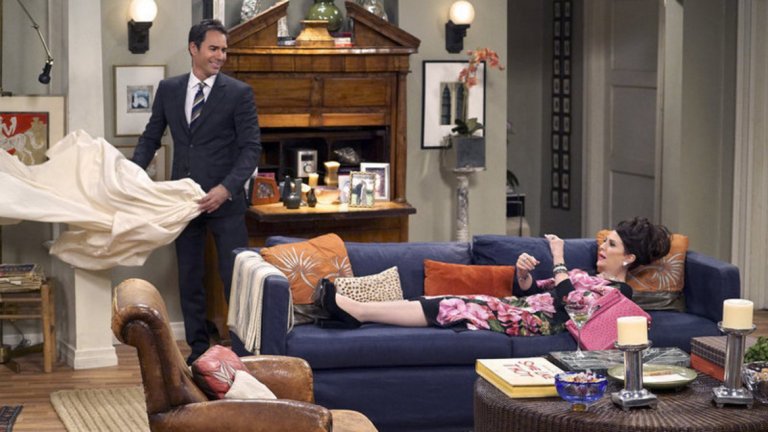 Уил и Грейс, Will & Grace, NBC (четвъртък, 28 септември)
По времето, когато "Уил и Грейс" се излъчваше за първи път, представянето на живота на гей герои получи много признания за разчупване на нормите. Сега това няма как да впечатли някого. 
Съживяването на поредицата (с предишните актьори и дори голяма част от екипа зад кулисите) е предизвикателство, не само защото нишата вече е изчерпана, но и защото и на сценаристите ще им се наложи да си затворят очите за последния епизод, за да могат да реализират новия проект.
 Трейлър