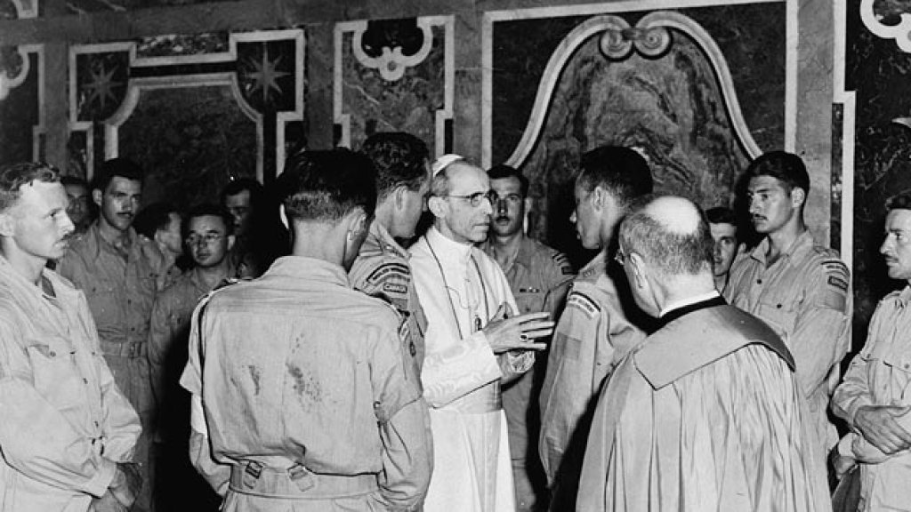 Members_of_the_Royal_22e_Regiment_in_audience_with_Pope_Pius_XII