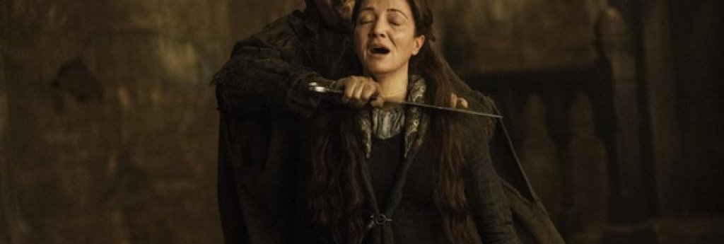 12. Правото на госта
Game of Thrones е пълен с история, а неписаната история понякога е изтъкана от суеверия. Такова е и "правото на госта", което гласи, че когато един гостенин яде храната и пие виното на домакина си, нито единия от тях не може да нарани другия. 
Легендата гласи, че навремето имало крал, чийто син бил убит от домакина, при когото гостувал. Нещо повече - след това бил сготвен и сервиран на бащата, който толкова харесал ястието, че поискал още. Боговете били вбесени от постъпката - не от убийството на принца и поднасянето му на баща му като блюдо, а от това, че домакинът се е въползвал от госта си по този начин. Боговете го превърнали в мишка, която можела да оцелее само ядейки своето собствено поколение. 
Уолдър Фрей наруши това правило с Червената сватба и фактът, че Аря му поднесе пай от собствните му деца, преди да пререже гърлото му, е интересна отправка към оригиналния мит.