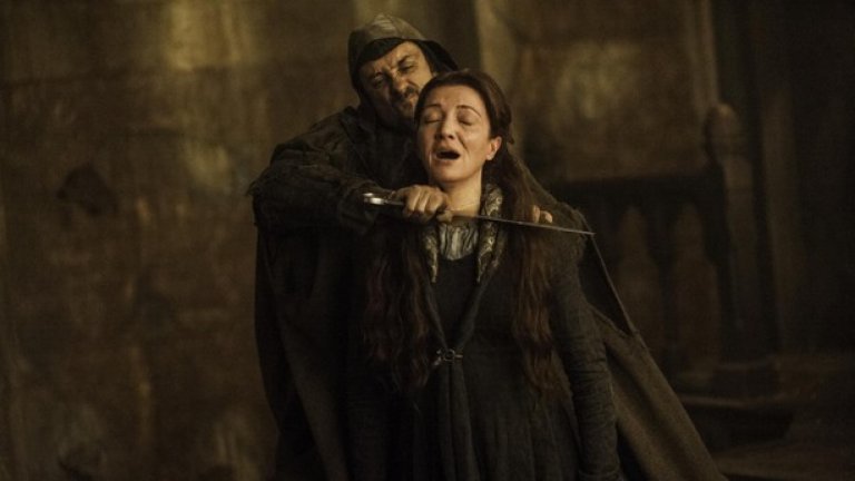 12. Правото на госта
Game of Thrones е пълен с история, а неписаната история понякога е изтъкана от суеверия. Такова е и "правото на госта", което гласи, че когато един гостенин яде храната и пие виното на домакина си, нито единия от тях не може да нарани другия. 
Легендата гласи, че навремето имало крал, чийто син бил убит от домакина, при когото гостувал. Нещо повече - след това бил сготвен и сервиран на бащата, който толкова харесал ястието, че поискал още. Боговете били вбесени от постъпката - не от убийството на принца и поднасянето му на баща му като блюдо, а от това, че домакинът се е въползвал от госта си по този начин. Боговете го превърнали в мишка, която можела да оцелее само ядейки своето собствено поколение. 
Уолдър Фрей наруши това правило с Червената сватба и фактът, че Аря му поднесе пай от собствните му деца, преди да пререже гърлото му, е интересна отправка към оригиналния мит.