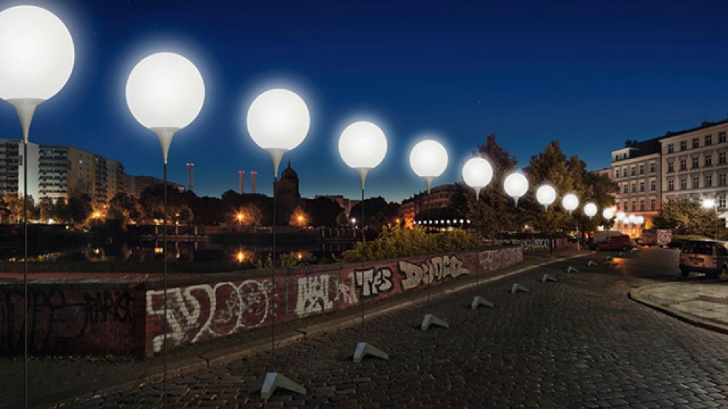 glowing-balloons-divide-berlin-25-years-fall-of-the-wall-designboom-06