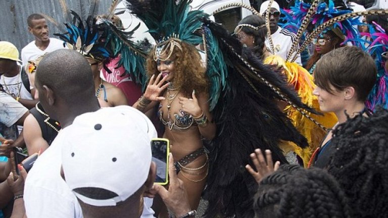 Хамилтън купонясва с Риана в Барбадос