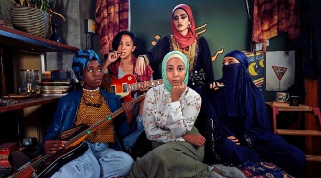 We Are Lady Parts
Британската комедия разказва за мюсюлманка, която е част от пънк група и се опитва да разбие твърдите стереотипи, съпровождащи религията ѝ.  Китаристката Амина (Анджана Васан) няма никакво намерение да си търси съпруг и да се омъжва, независимо колко настойчиво я молят родителите ѝ и вместо това се опитва да покаже на колегите си, мениджърите и света, че носенето на хиджаб не е символ на потисничество. 
Амина се бунтува срещу начина, по който медиите представят мюсюлманите, а комедията дава сатиричен поглед към грешните разбирания на Запада за исляма и мястото на жените в него.