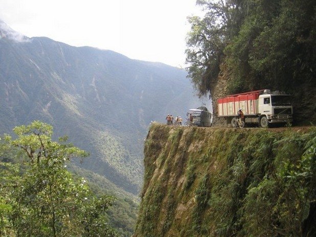 "Пътят на смъртта" е еднолентов основен път, който буквално виси над 600 метрова пропаст в планината. Няма мантинели и обезопасяване