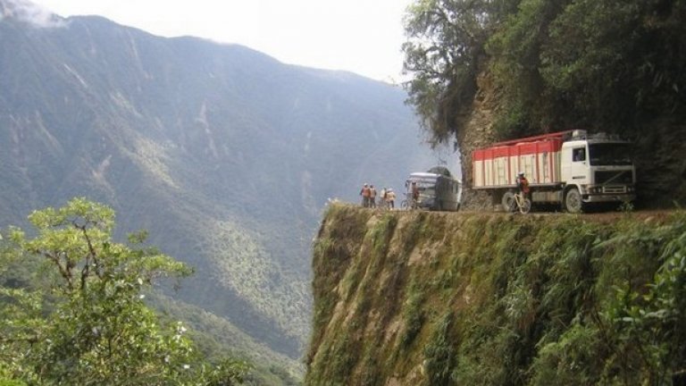 "Пътят на смъртта" е еднолентов основен път, който буквално виси над 600 метрова пропаст в планината. Няма мантинели и обезопасяване