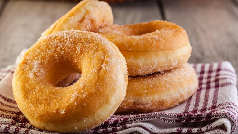 ПоничкиСладки, пухкави и сочни понички като от филмите. За тях в малко топло мляко с лъжица захар активираме половин кубче прясна мая. Докато чакаме маята, в дълбока купа смесваме 5 чаши брашно с чаша захар, чаша прясно мляко, 2 яйца, щипка сол и малко лимонова кора. Смесваме съставките, изсипваме маята и бъркаме до получаването на меко, лепкаво тесто.
Оставяме го на топло да втаса за около два часа, след което разточваме и с помощта на форма изрязваме кръгове. Оставяме ги за още около час на топло за второ втасване, след което пържим в добре загрято олио до златисто. Сервираме поничките, оваляни в пудра захар и канела.