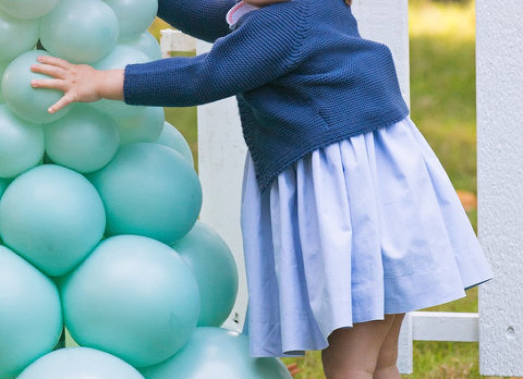 Шарлот се грижи за балоните на парти за семействата на военните.