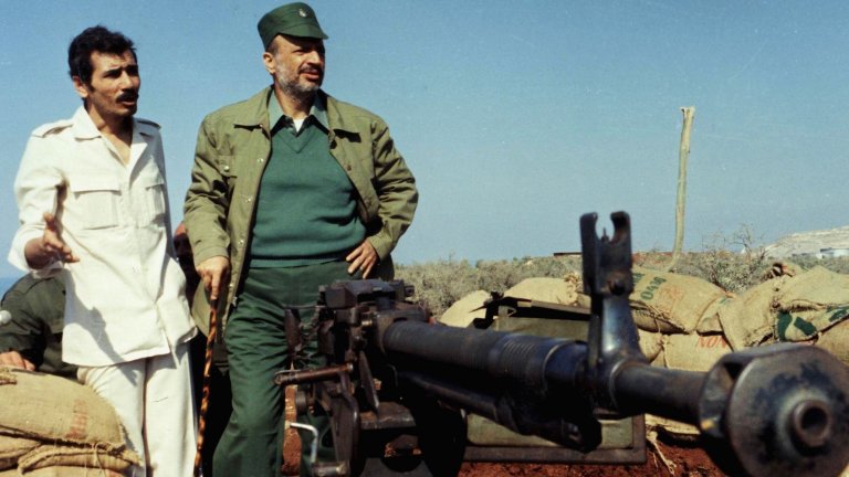 Ясер Арафат (в зелено) инспектира позиция по време на гражданската война в Ливан