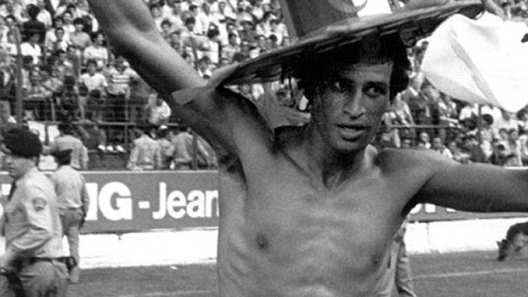 Махмуд Гендюз лудее с шапка с алжирското знаме, след като тимът му изненадващо удари Германия на световното през 1982 г. с 2:1. После обаче Бундестимът уреди мача с Австрия и изхвърли алжирците от надпреварата, а накрая игра и финал.