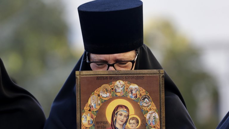 Рокери, свещеници с икони и русофили на протест срещу EuroPride в Белград (Снимки)