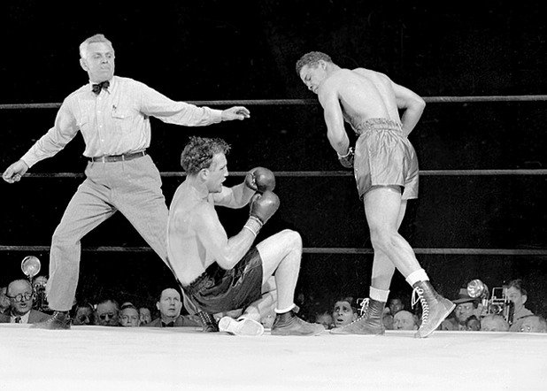 6. Тежката нощ на Джо Луис: Джо Луис - Били Кон. 18 юни 1941 г., Ню Йорк. В наши дни Били Кон е подценяван и влиянието му в бокса не е като това на Луис, Али, Фрейзър или Форман. Но на 19 години той вече бе победил трима действащи шампиони, което е уникално постижение. В тази нощ Кон прави страхотен мач и нанася серия тежки удари на великия Луис. В 10-ия рунд е толкова свеж, че намига на шампиона: "Джоузеф, май имаш тежка вечер". Но в 13-ия рунд идва моментът на Джо. "Знаех си, че когато пусне дългия си ляв прав, се оголва", казва по-късно шампионът. И използва момента - красива серия удари и нокаут.