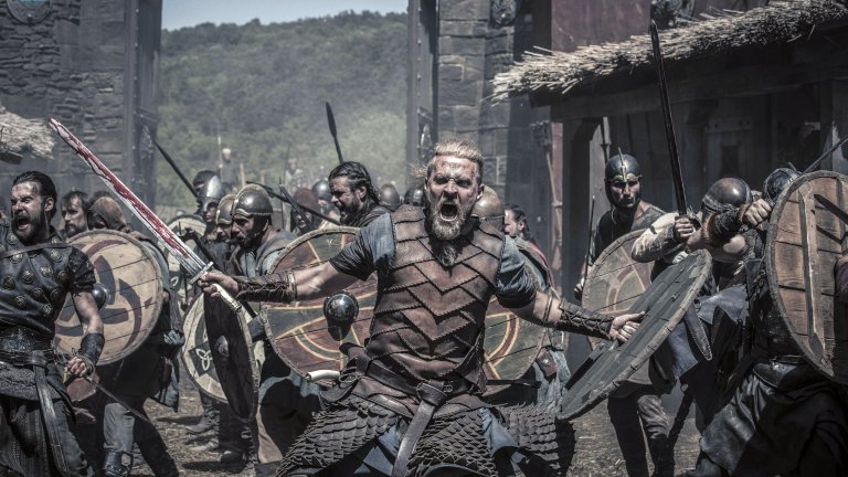 The Last Kingdom засяга подобен исторически период като този във Vikings, но шоуто разчита на далеч повече автентичност както в костюмите, така и в самия сюжет. Да не говорим, че историята му е наистина добра. 