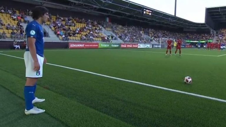 7. Сандро Тонали, 18 г. (Бреша и Италия)
Не само външно прилича на Андреа Пирло, а Професора дори го посочи за негов наследник. подвизава се във втория италиански ешелон, но това няма да е задълго. Рома и Ливърпул са сред желаеите за Малкия професор.