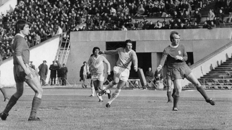 Георги Минчев бележи за Славия срещу Левски с оранжева фланелка.