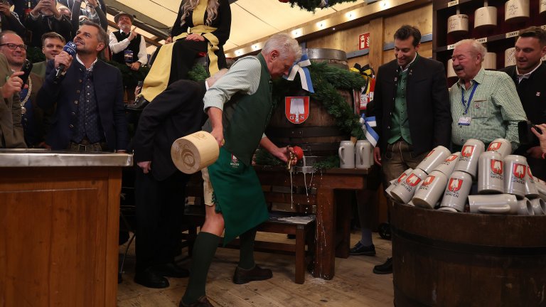 Първият ден на Октоберфест: Тълпи, бира и дъжд (снимки)