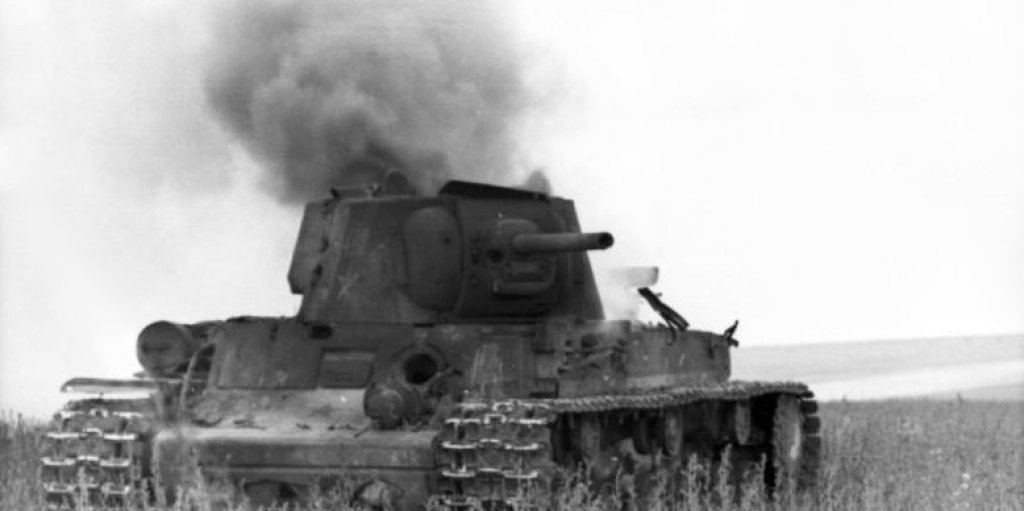 Bundesarchiv_Bild_101I-216-0412-07,_Russland,_brennender_russischer_Panzer_KW_1