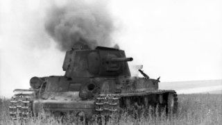 Bundesarchiv_Bild_101I-216-0412-07,_Russland,_brennender_russischer_Panzer_KW_1