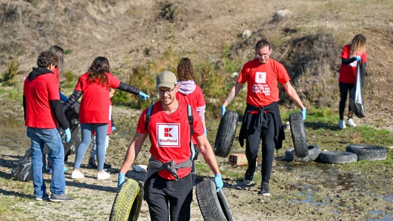 2,8 т отпадъци премахнаха служители на Kaufland от бреговете на река Стряма