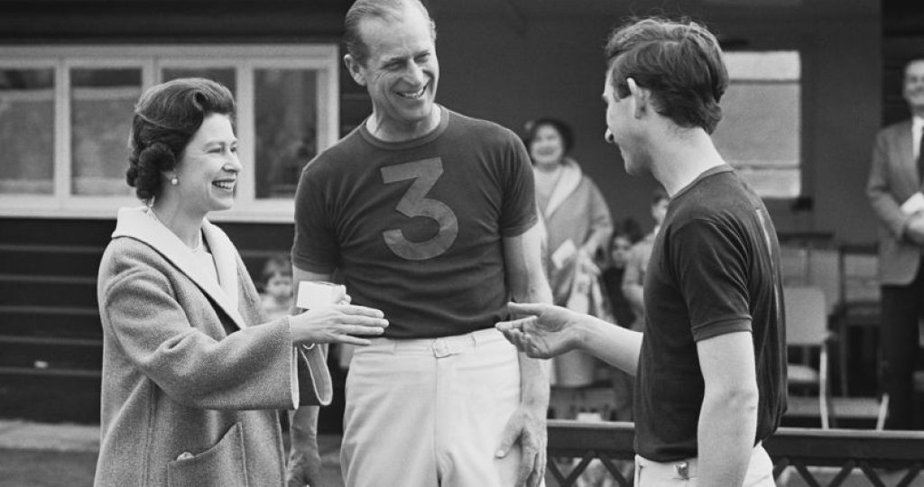 С големия си син Чарлс на спортно събитие.