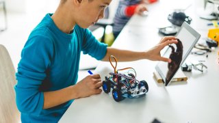 Освен създаването на робот, децата трябва да отговорят на въпроса: за кого е предназначен, каква ще бъде неговата цена и с какво ще се промени неговото налагане на пазара? 