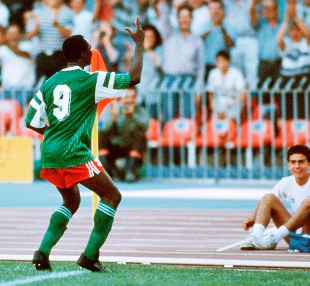 1990 г. Осминафинал Колумбия - Камерун (1:2).
Роже Мила танцува и флиртува с флагчето за корнер, след като е наказал грешка на Рене Игита. На 38 години камерунската легенда става най-възрастният играч с гол на Мондиал. Четири години по-късно Мила подобри рекорда си в Щатите (на 42 години!).