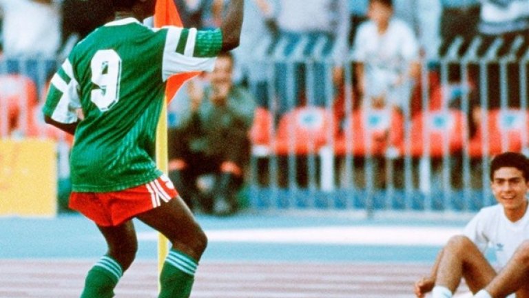 1990 г. Осминафинал Колумбия - Камерун (1:2).
Роже Мила танцува и флиртува с флагчето за корнер, след като е наказал грешка на Рене Игита. На 38 години камерунската легенда става най-възрастният играч с гол на Мондиал. Четири години по-късно Мила подобри рекорда си в Щатите (на 42 години!).