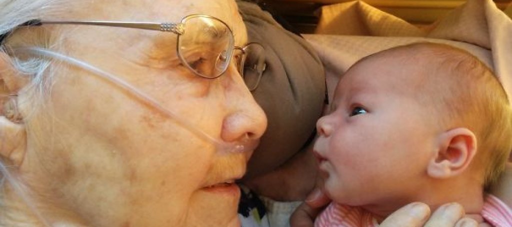 92-годишна баба и нейната двуседмична внучка