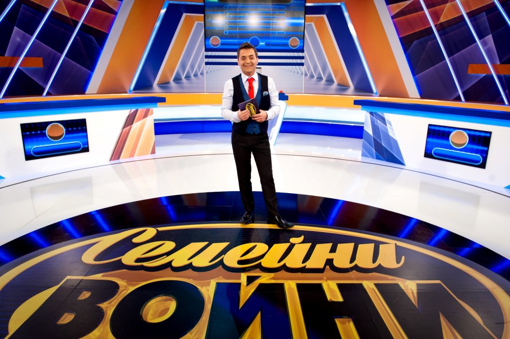 "Семейни войни"  
Хората, които се навиваха да участват в "Семейни войни", са същите, които смяташ за симпатични, докато не чуеш малката им дъщеричка да казва нещо на латински на баща си и цялото семейство рязко спира да прави, каквото прави, и заедн