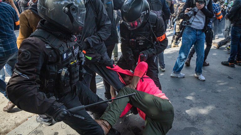 Демонстрации и протести срещу пенсионната реформа на Макрон изкараха 2,3 млн. души по улиците на страната