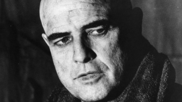 12. Мартин Шийн и Марлон Брандо – "Апокалипсис сега"  
Вечна класика на Френсис Форд Копола, тази филмова адаптация на "Сърцето на мрака" на Джоузеф Конрад, представя безсмислеността и безумието на войната във Виетнам.
"Апокалипсис сега" включва много изключителни кадри и първокласни драматични актьори. Когато Уилърд (Мартин Шийн) най-накрая се добира до лагера на полковник Кърц след дълъг път през разкъсваната от войната джунгла, публиката е запозната с падналия герой, който е велик, преди да обезумее, чрез внимателно нюансираното представяне на Кърц от Марлон Брандо.
Празният поглед на Брандо отстъпва на тих гняв, когато Уилърд информира полковника, че командването го смята за негоден да ръководи войници. Брандо реагира, като демонстрира пронизващ душата поглед. Изведнъж с избистрен ум, полковник Кърц заявява, че Уилърд е момче за поръчки, работещо за правителство, извършило същите зверства като самия Кърц